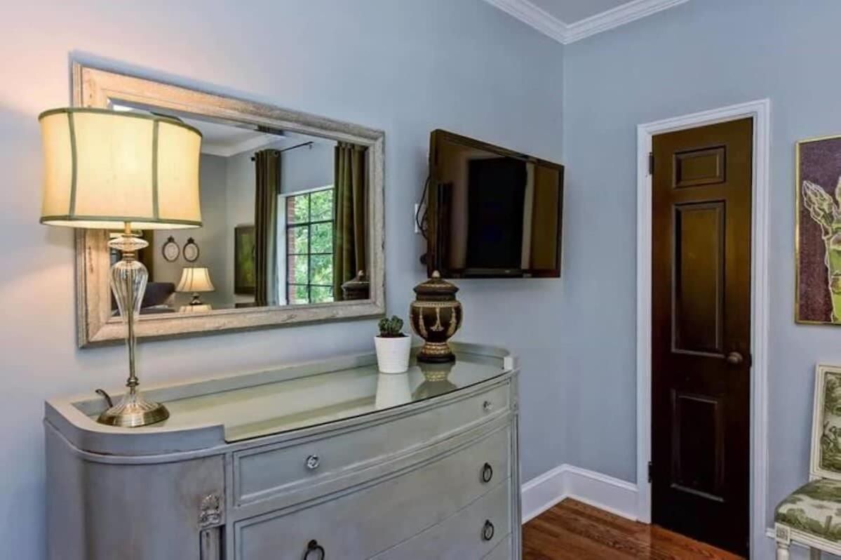 Elegant 2br With Covered Patio *