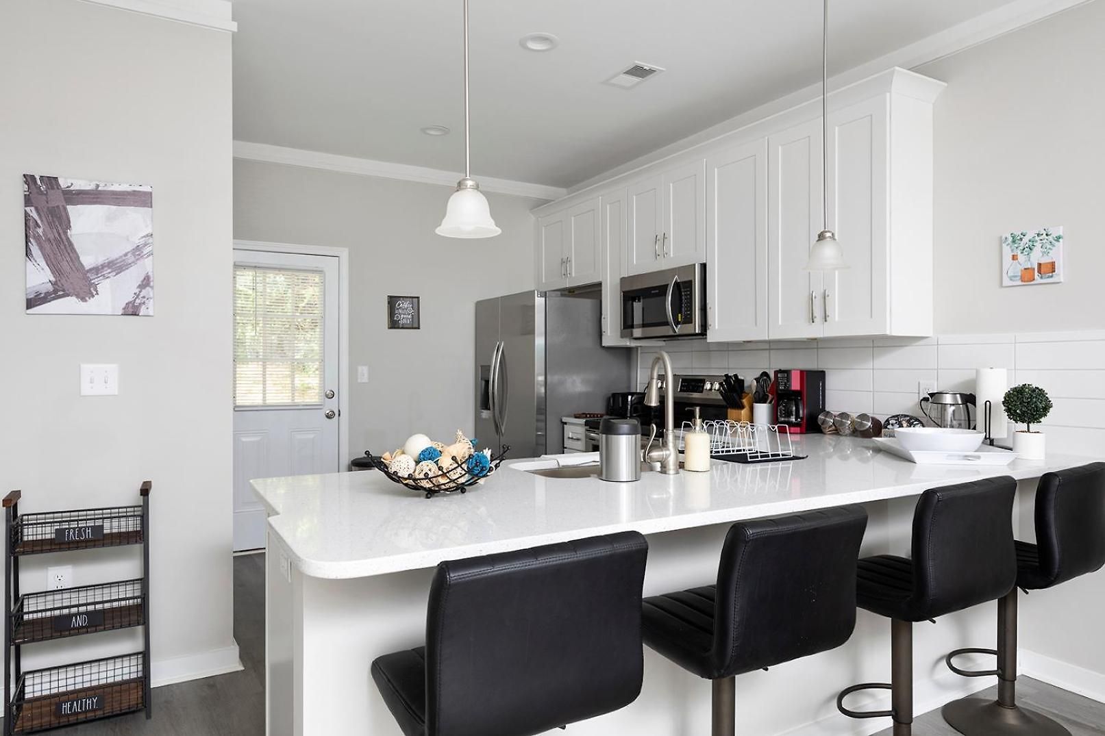 Cozy & Modern Close To Uptown & Airport Holiday home *