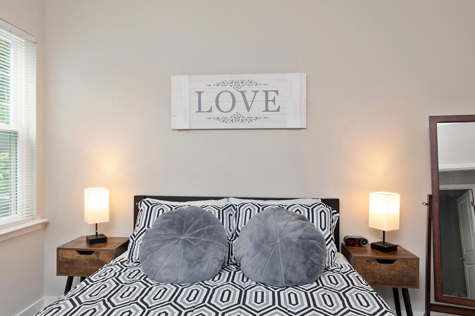 Cozy & Modern Close To Uptown & Airport Holiday home