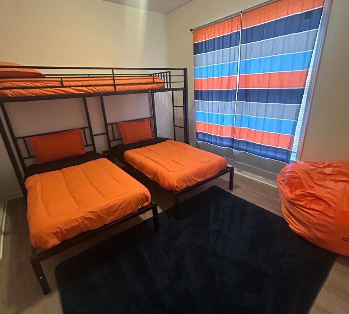 Apartment Spacious 2 Bedroom With 4 Beds And Free Parking *