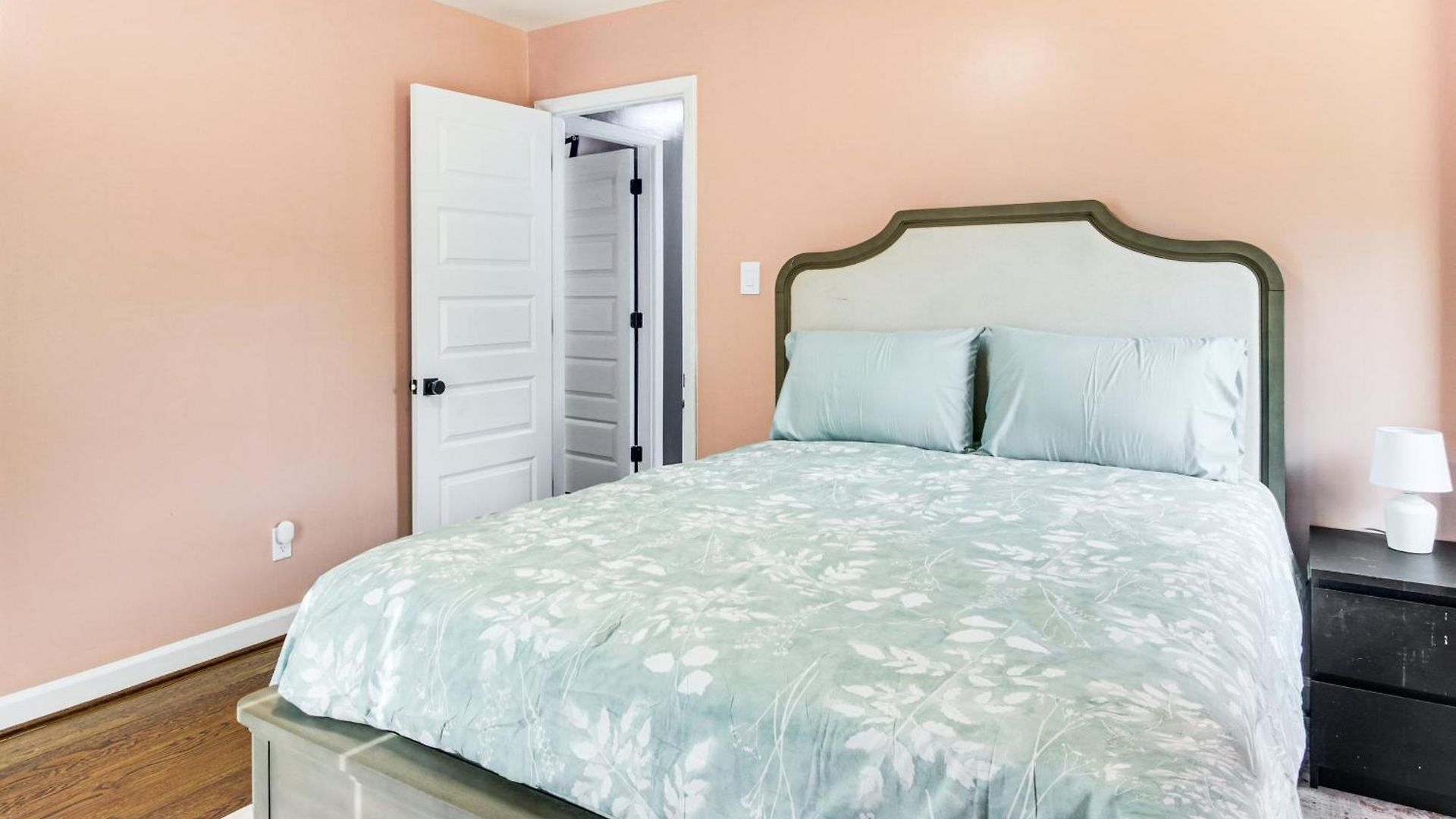 Holiday home 6 Mi To Spectrum Center: Spacious Getaway W/ Deck Charlotte