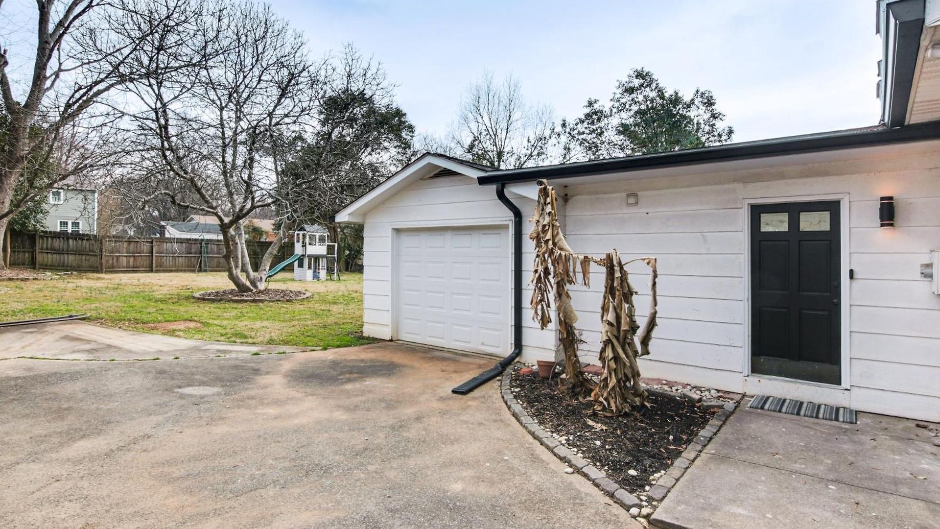 6 Mi To Spectrum Center: Spacious Getaway W/ Deck Charlotte
