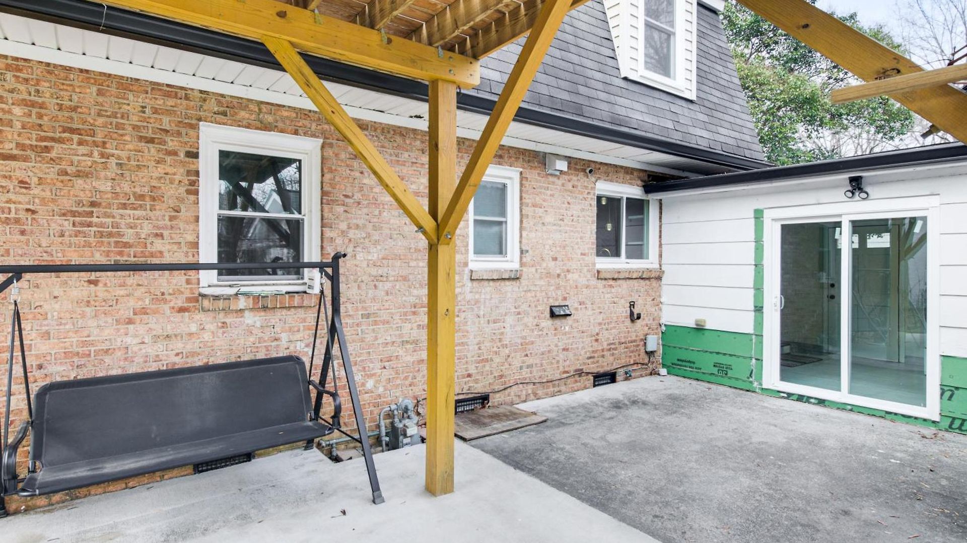 6 Mi To Spectrum Center: Spacious Getaway W/ Deck Holiday home Charlotte