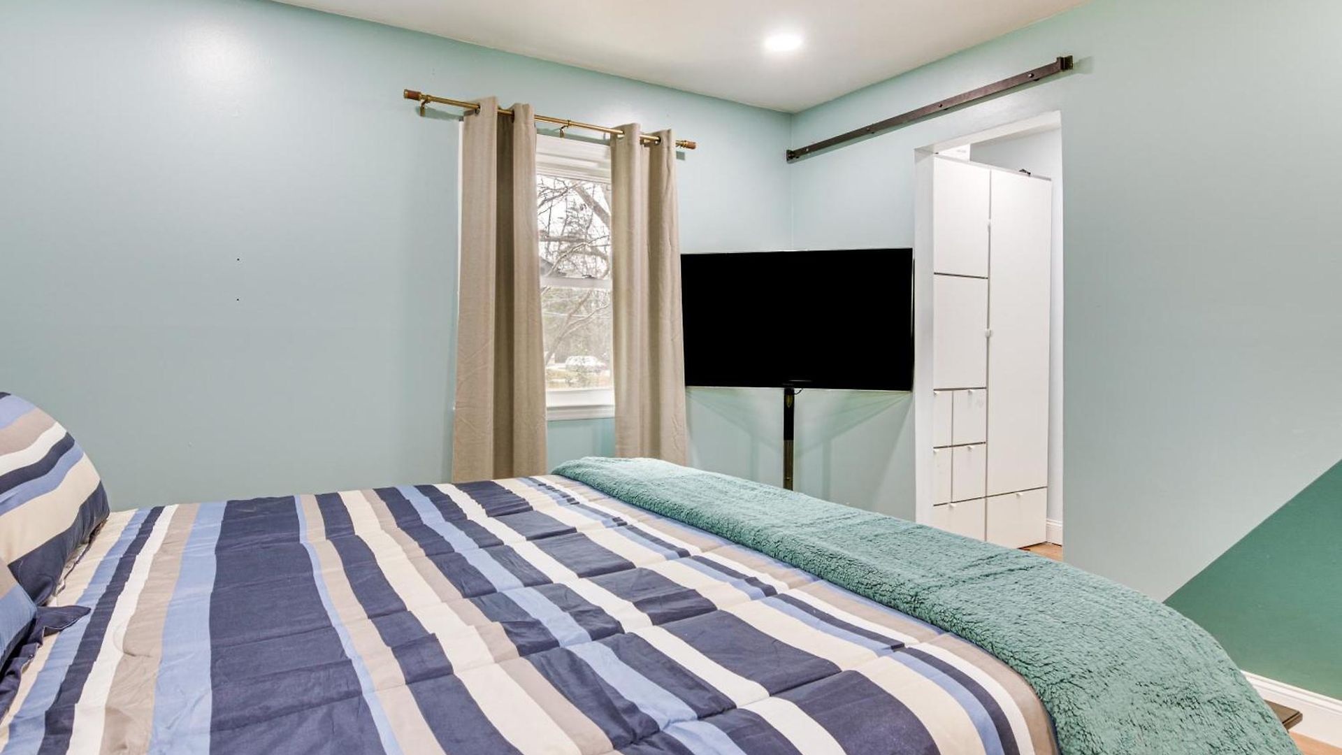6 Mi To Spectrum Center: Spacious Getaway W/ Deck Charlotte