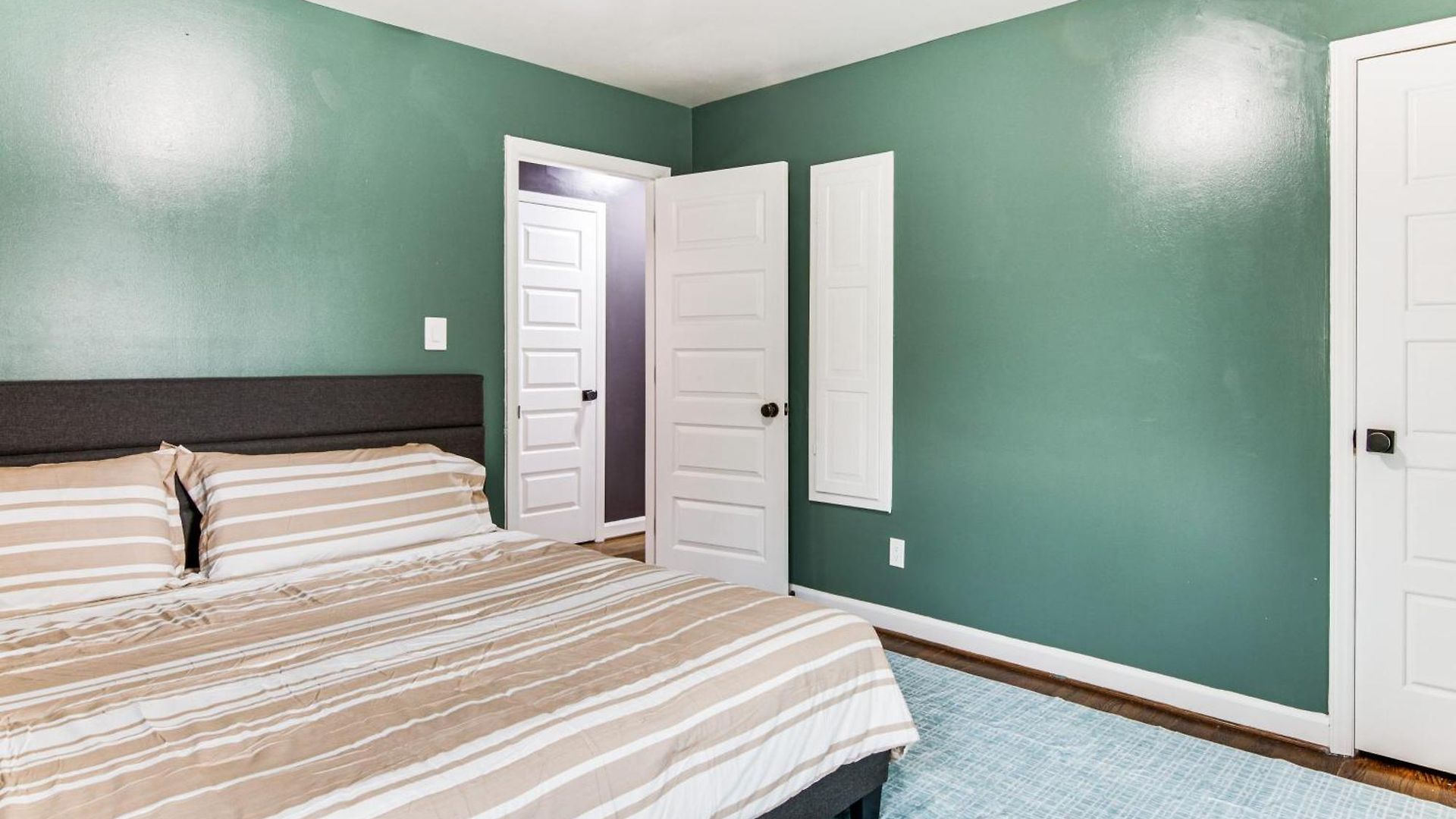 6 Mi To Spectrum Center: Spacious Getaway W/ Deck Holiday home Charlotte
