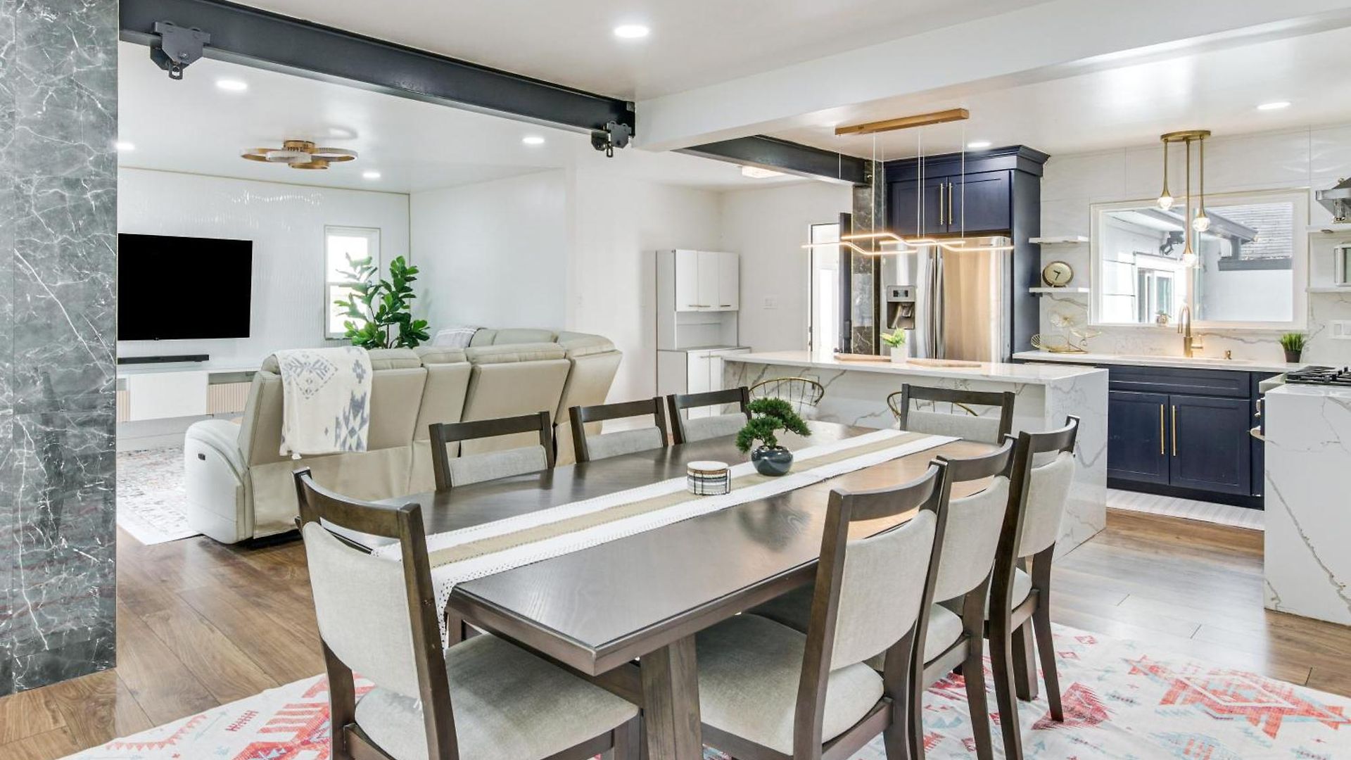 6 Mi To Spectrum Center: Spacious Getaway W/ Deck Holiday home