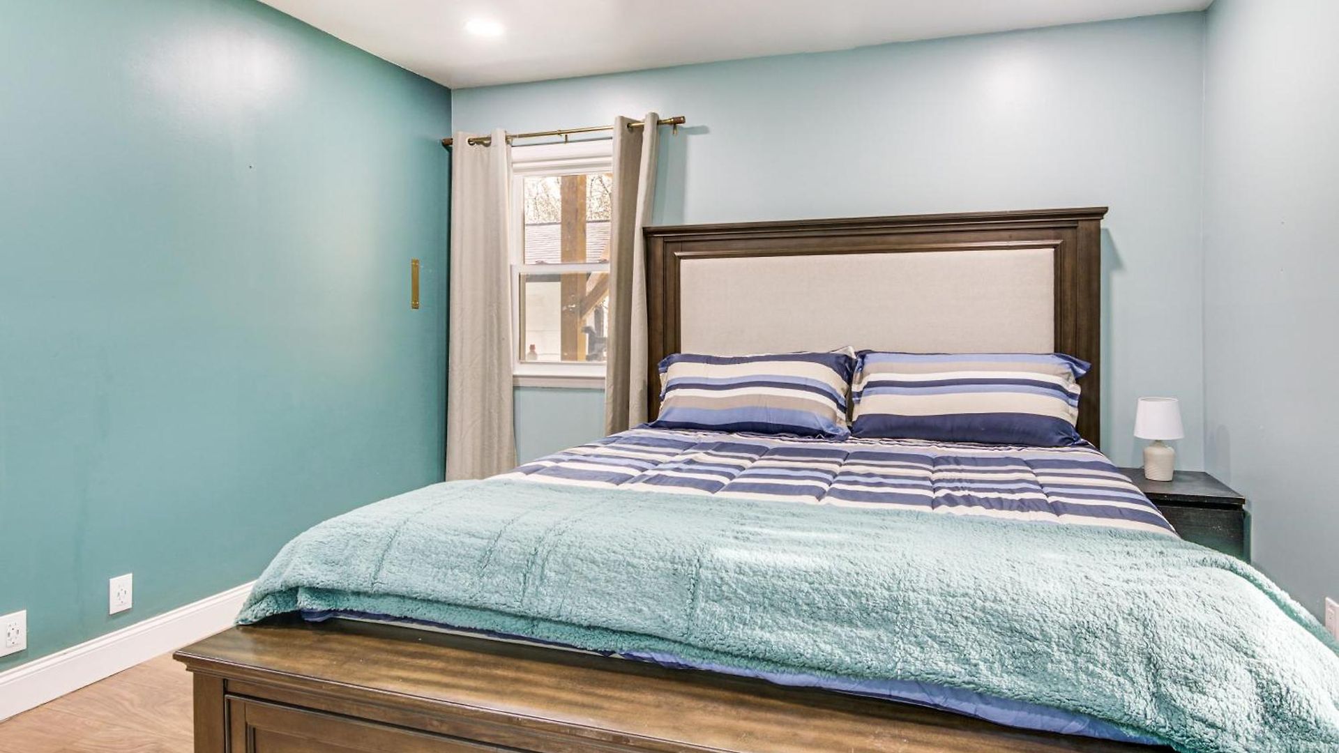 6 Mi To Spectrum Center: Spacious Getaway W/ Deck Charlotte