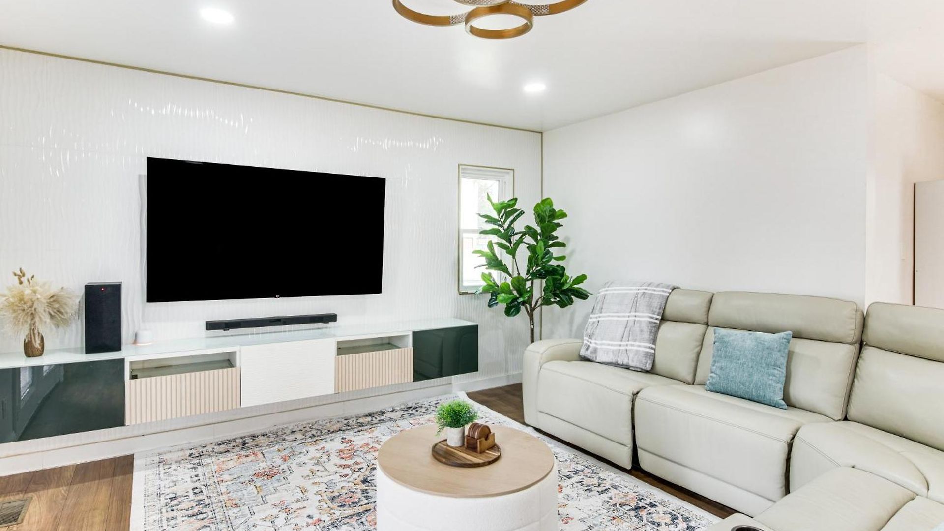 6 Mi To Spectrum Center: Spacious Getaway W/ Deck