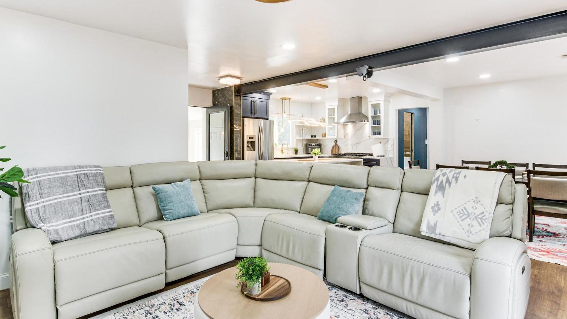 6 Mi To Spectrum Center: Spacious Getaway W/ Deck Holiday home