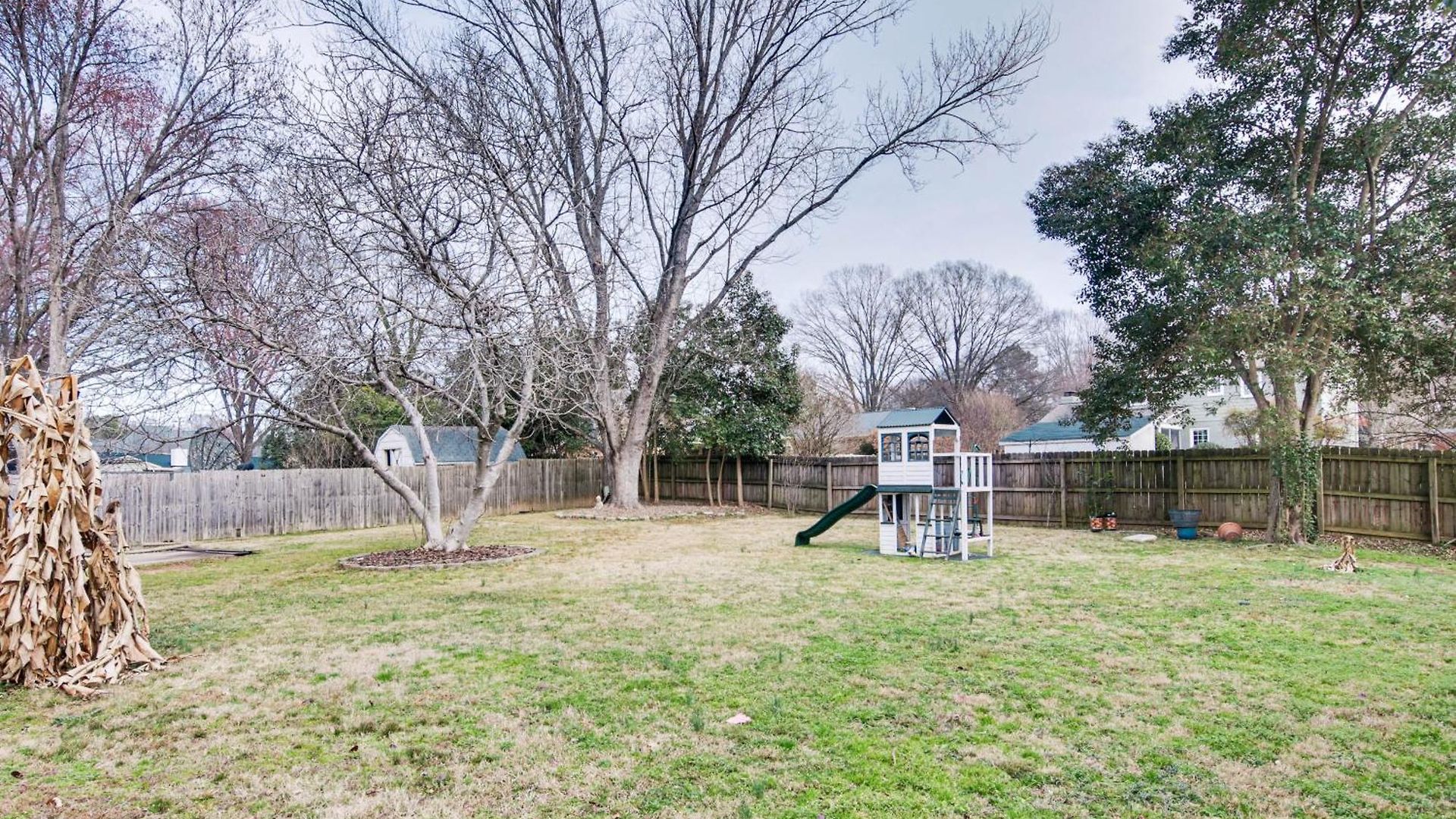 Holiday home 6 Mi To Spectrum Center: Spacious Getaway W/ Deck