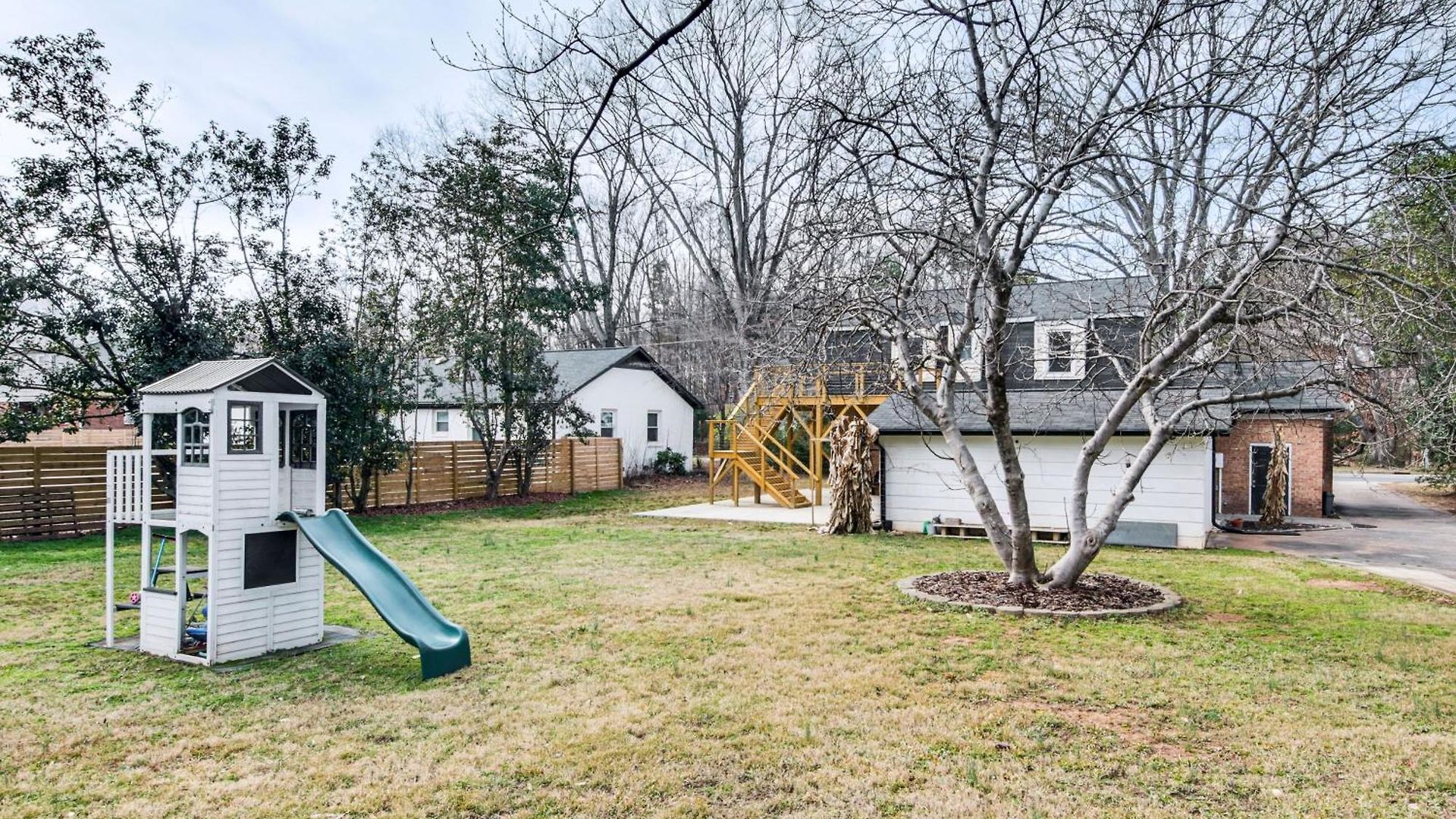 6 Mi To Spectrum Center: Spacious Getaway W/ Deck Charlotte