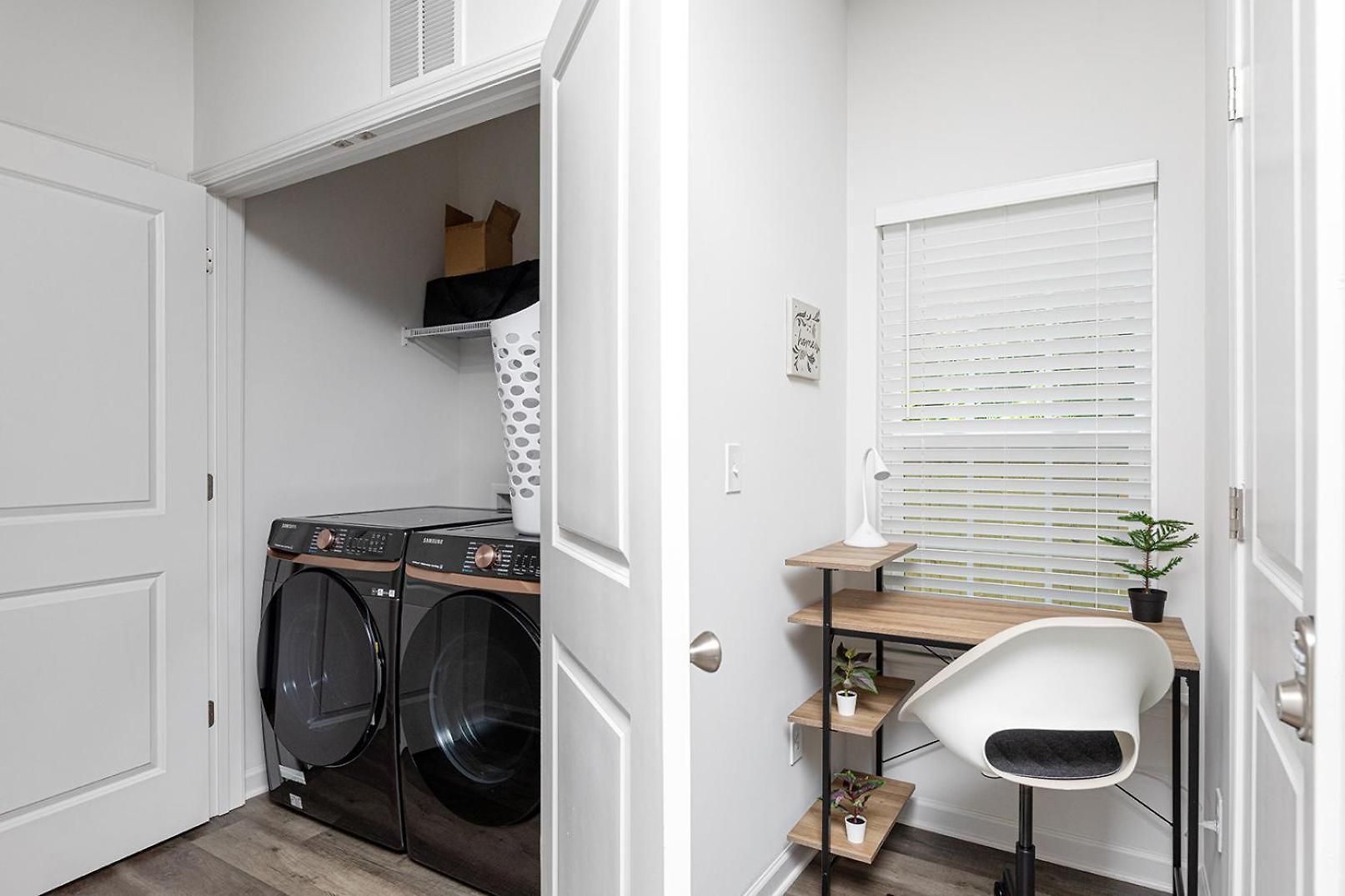 Fresh & Comfy Near Uptown With Hottub & Private Yard Holiday home