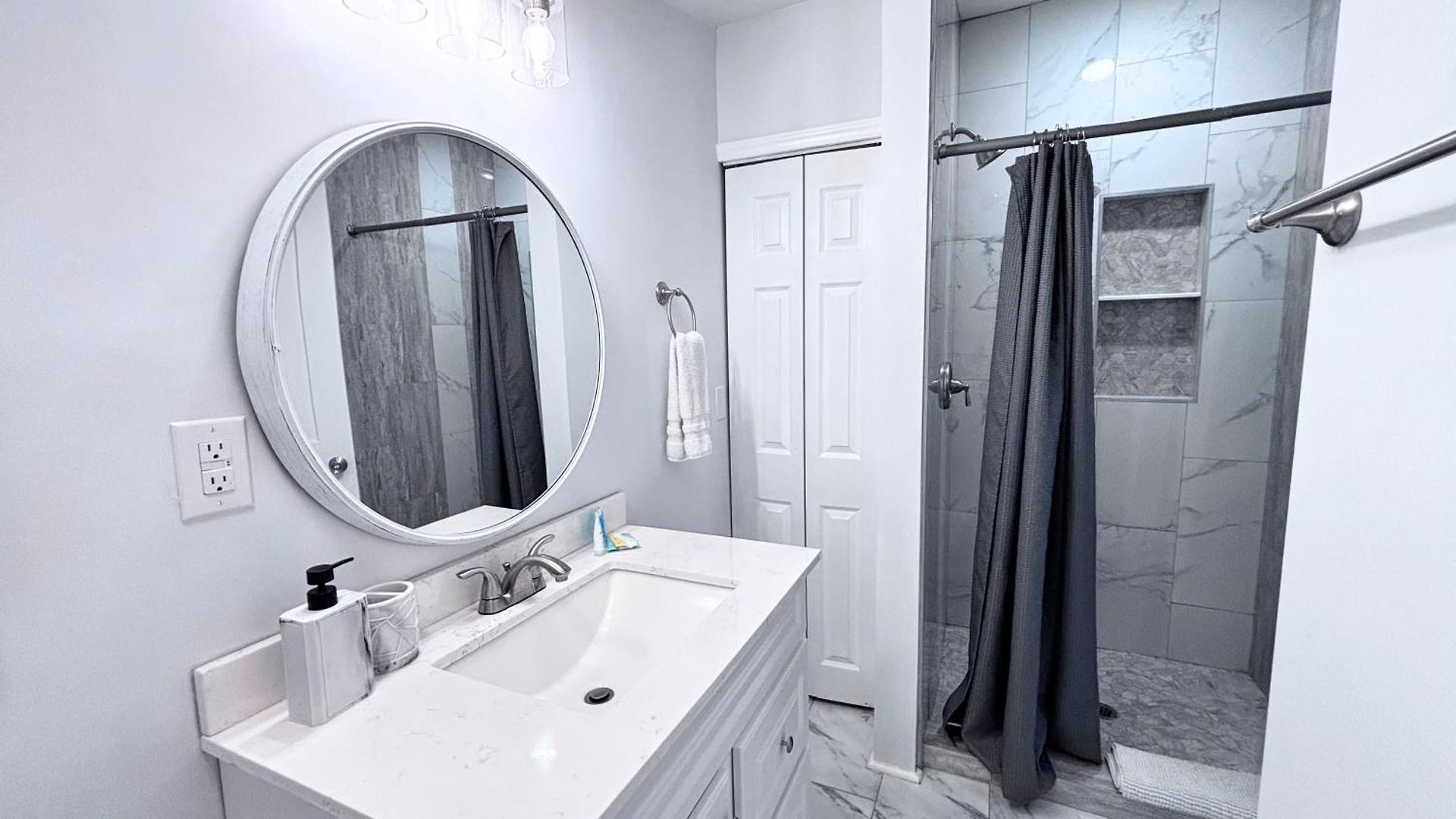 Charming 3 Bdrm In - 1 Mile To Uptown Holiday home *