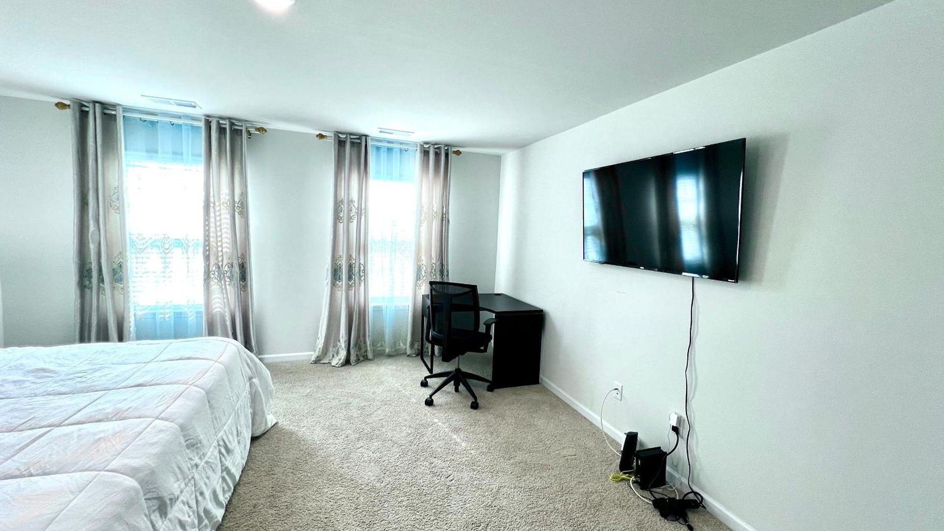 Spacious 4-bedroom House,6beds With Office Space