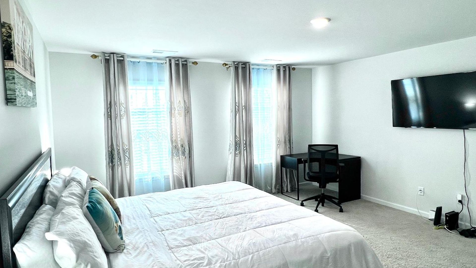 Spacious 4-bedroom House,6beds With Office Space *