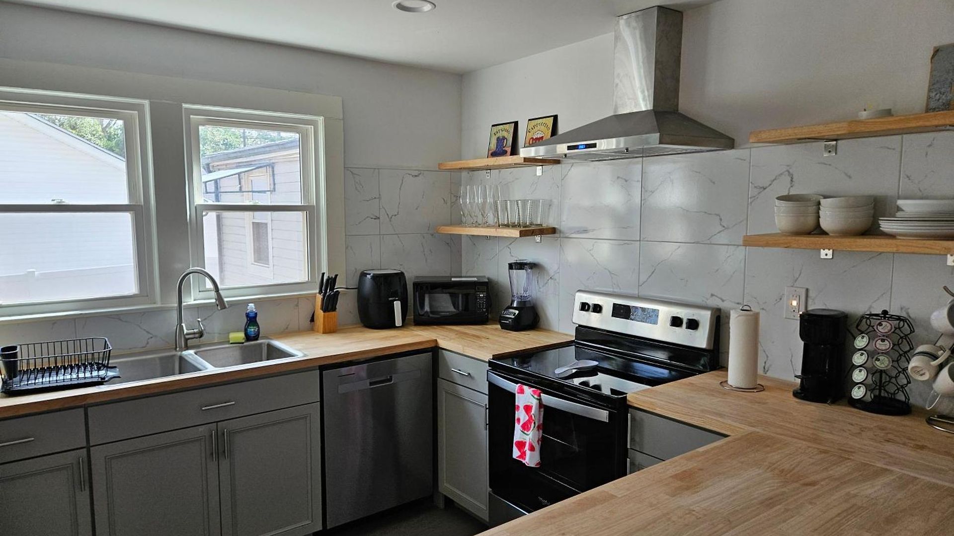 Private Single Level Standalone House Large Lot - 3 Bedrooms