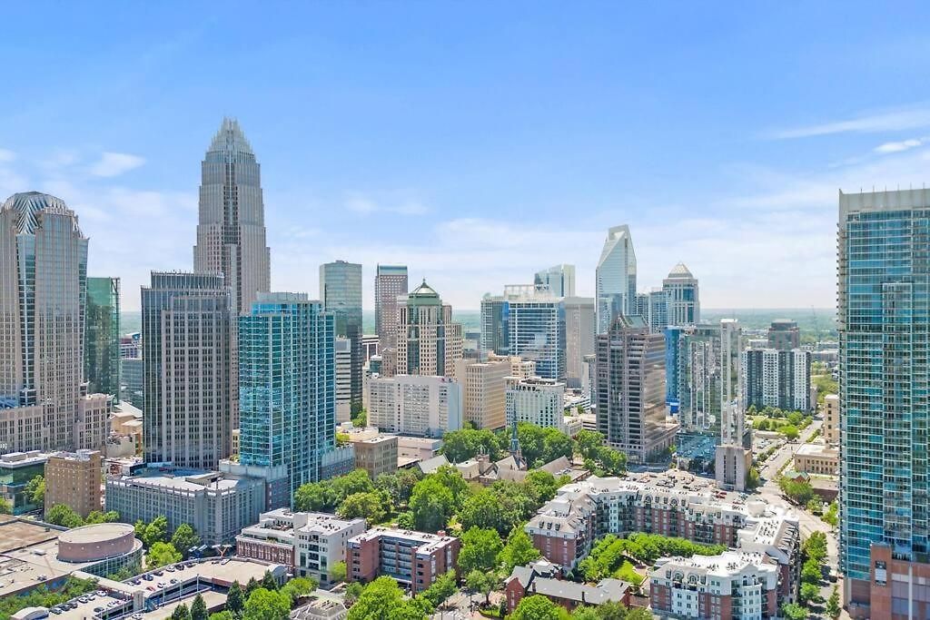 Apartment Fun & Eccentric + Uptown + Getaway + King