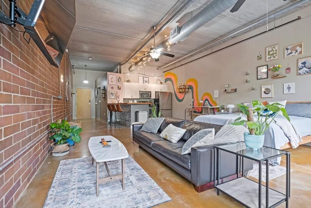 Apartment Fun & Eccentric + Uptown + Getaway + King