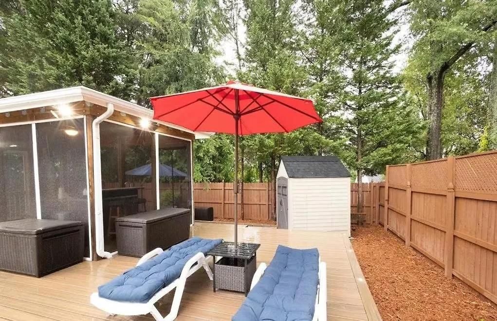 Tropical Oasis With Tiki Bar, Firepit, Seasonal Pool Apartment