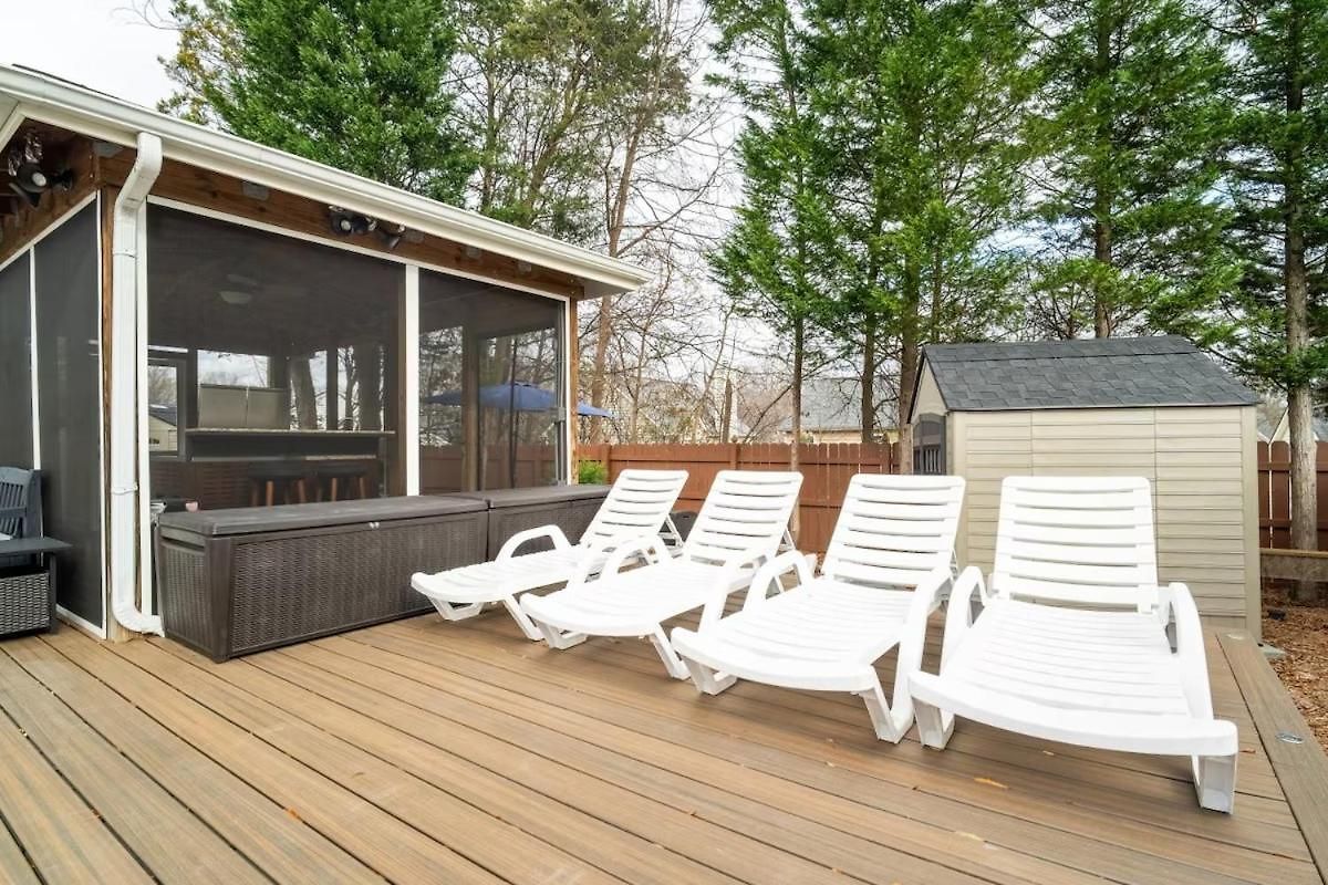 Tropical Oasis With Tiki Bar, Firepit, Seasonal Pool Apartment Charlotte