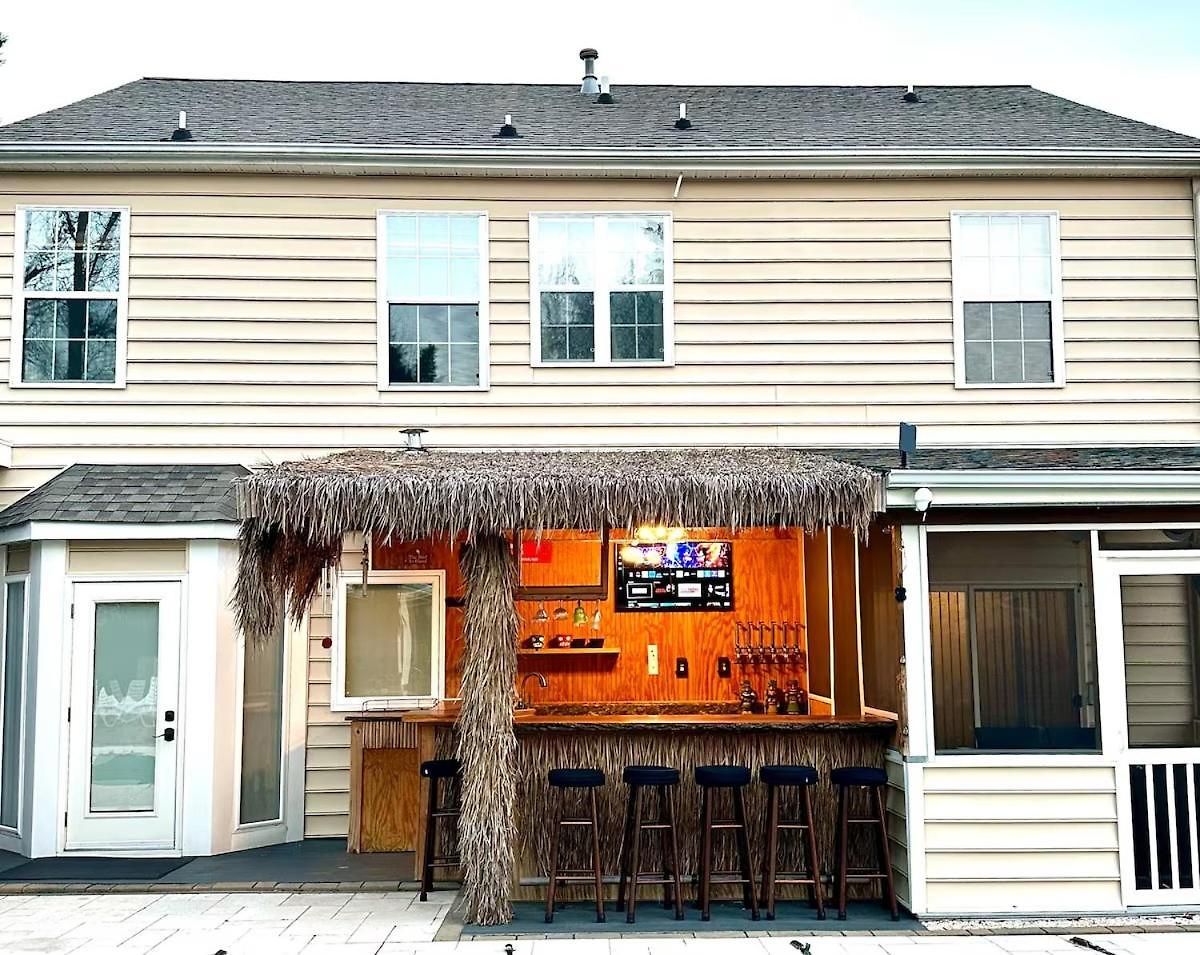 Tropical Oasis With Tiki Bar, Firepit, Seasonal Pool *