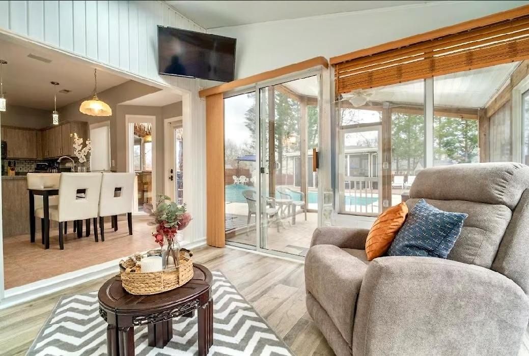 Tropical Oasis With Tiki Bar, Firepit, Seasonal Pool Apartment Charlotte
