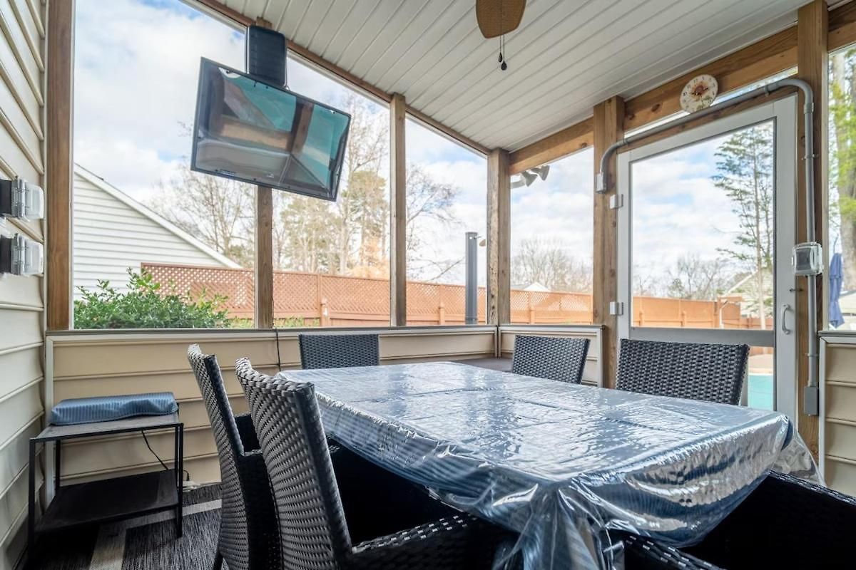 Tropical Oasis With Tiki Bar, Firepit, Seasonal Pool Apartment *