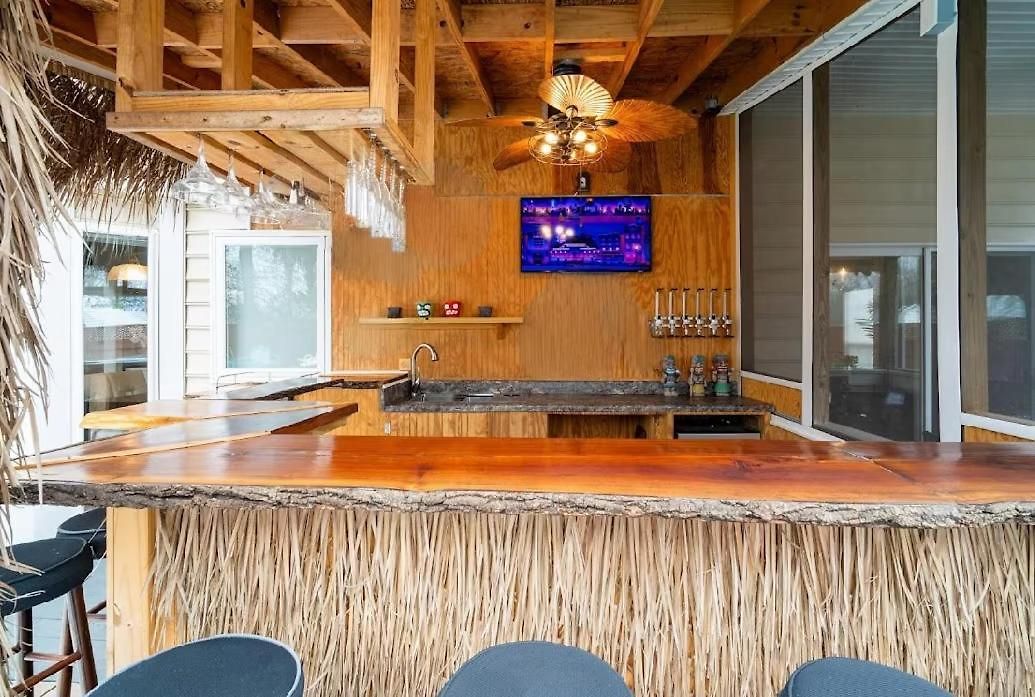 Tropical Oasis With Tiki Bar, Firepit, Seasonal Pool Apartment Charlotte