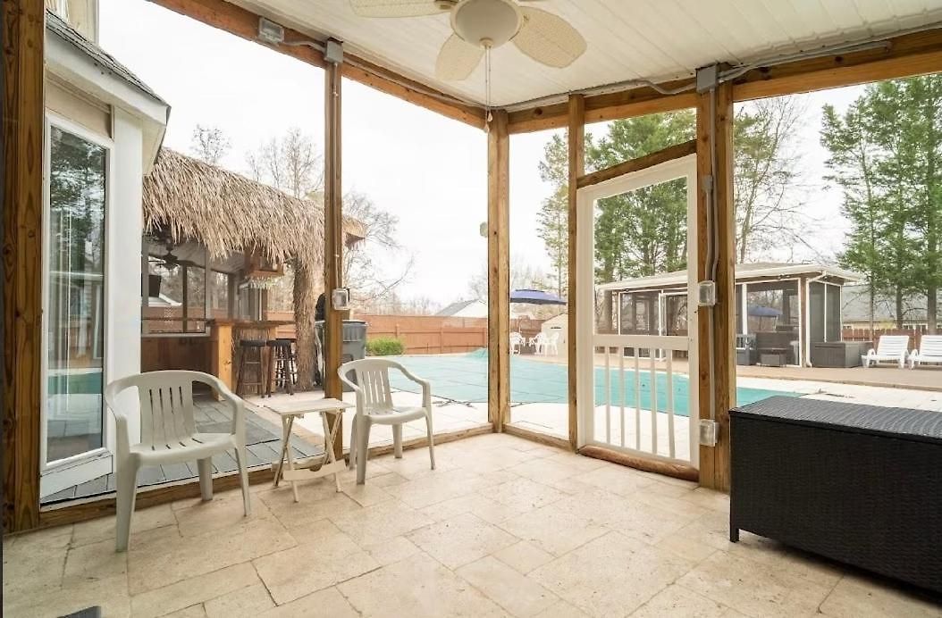 Tropical Oasis With Tiki Bar, Firepit, Seasonal Pool Apartment Charlotte