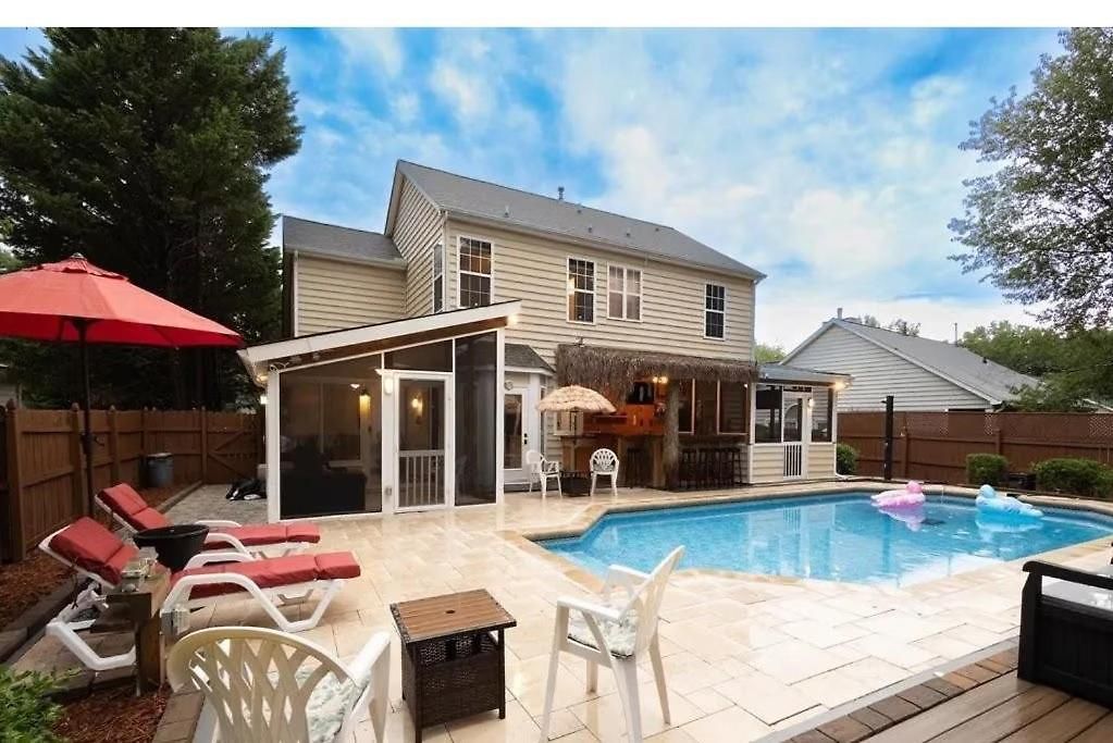 Tropical Oasis With Tiki Bar, Firepit, Seasonal Pool * Charlotte