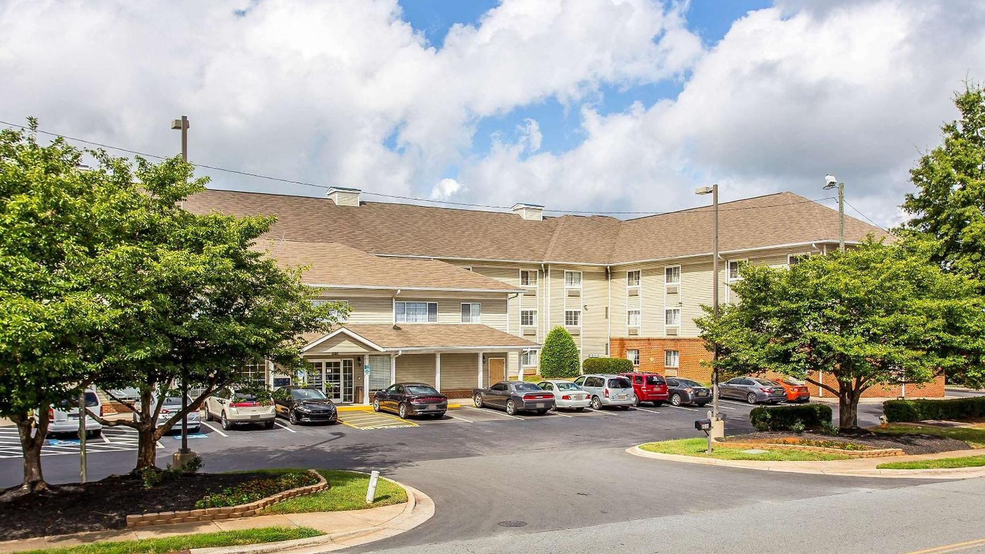Suburban Near Of North Carolina-charlotte 4*