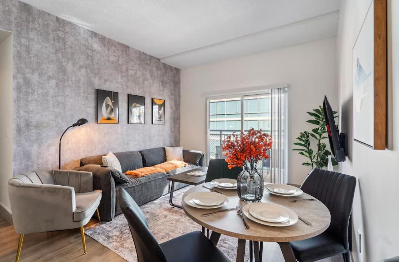 Apartment Queen Retreat - Parking, Views, Near Stadium *