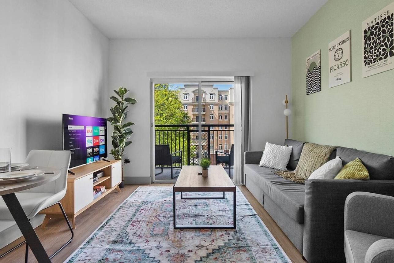 Cozy Urban Getaway - Free Parking, Gym, Stadium * Charlotte
