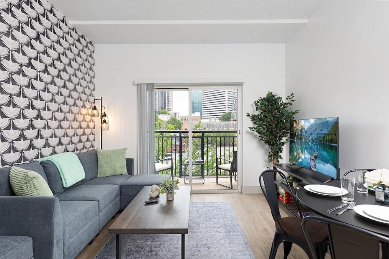The Tar Heel - Stylish 4br With Views - Free Parking - Gym Apartment Charlotte