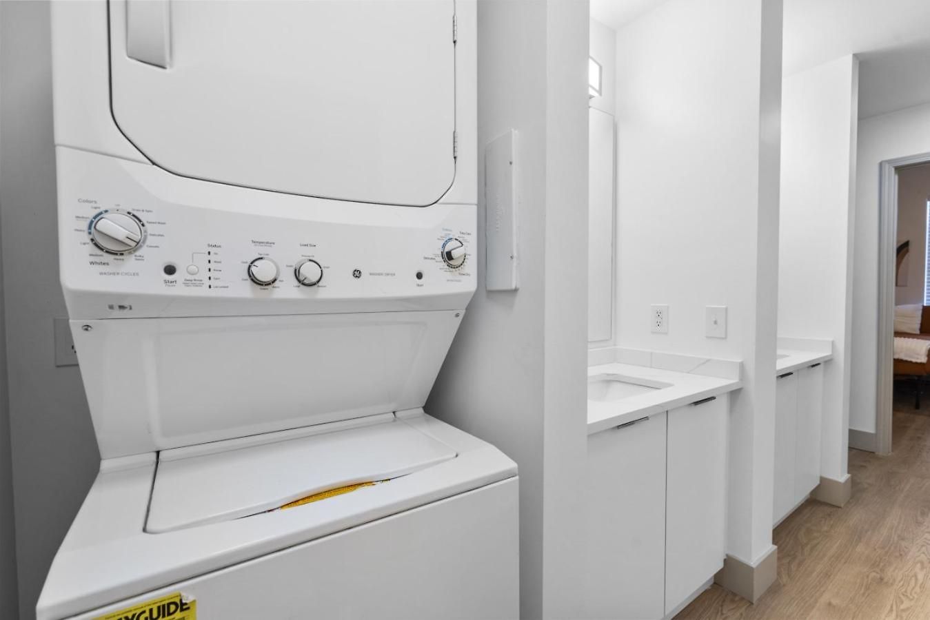 Cozy Charm - Spacious, Parking, Balcony, Gym Apartment *