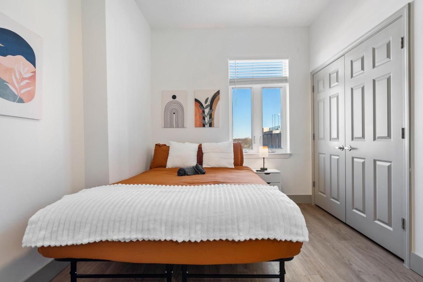 Cozy Charm - Spacious, Parking, Balcony, Gym Apartment *
