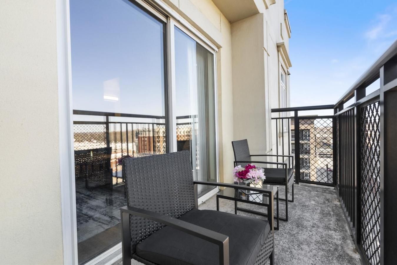 Apartment Cozy Charm - Spacious, Parking, Balcony, Gym Charlotte