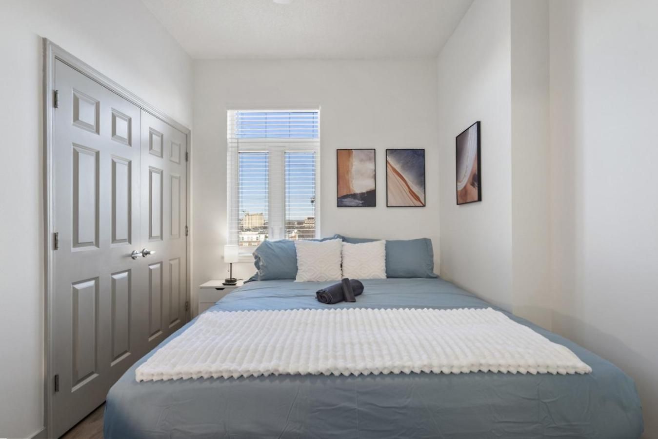 Cozy Charm - Spacious, Parking, Balcony, Gym Apartment