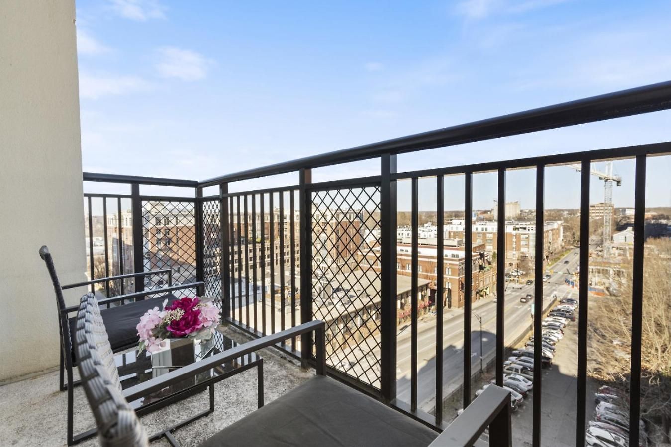 Cozy Charm - Spacious, Parking, Balcony, Gym Charlotte