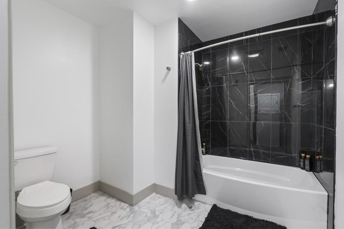 Bright Uptown Bliss - Free Parking, Walkable, Views Charlotte