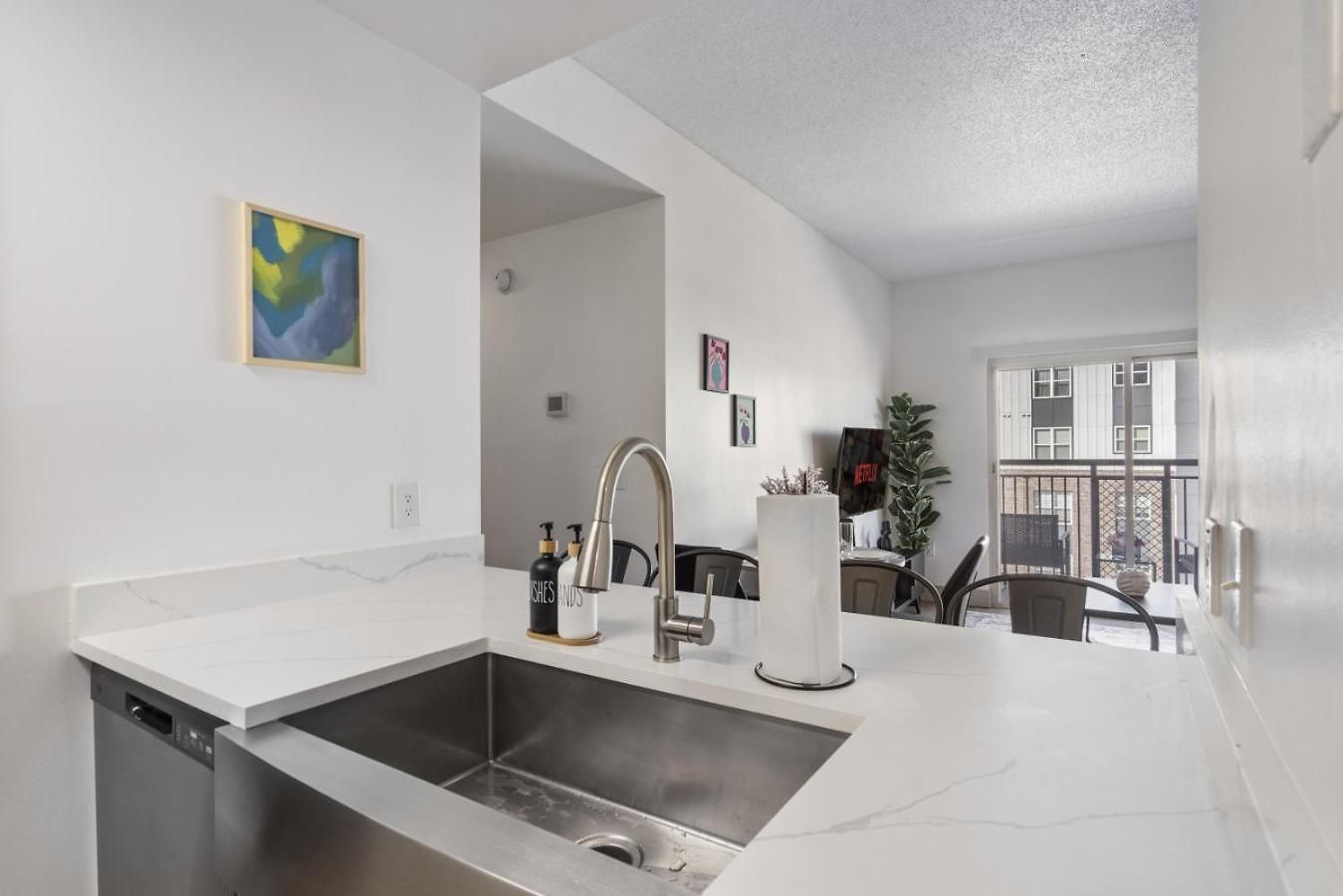 Apartment Bright Uptown Bliss - Free Parking, Walkable, Views