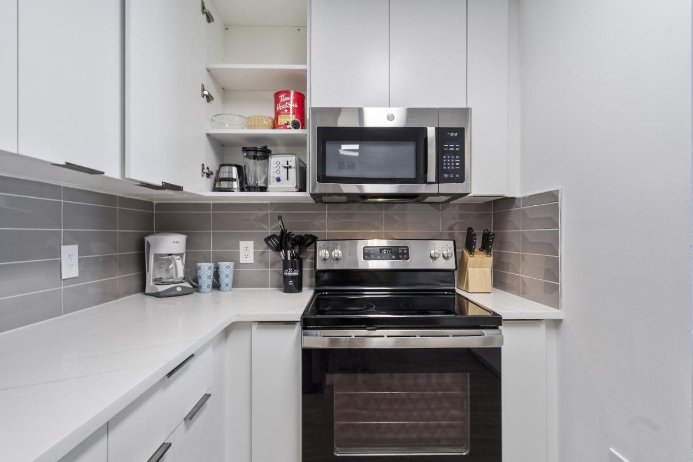 Bright Uptown Bliss - Free Parking, Walkable, Views *