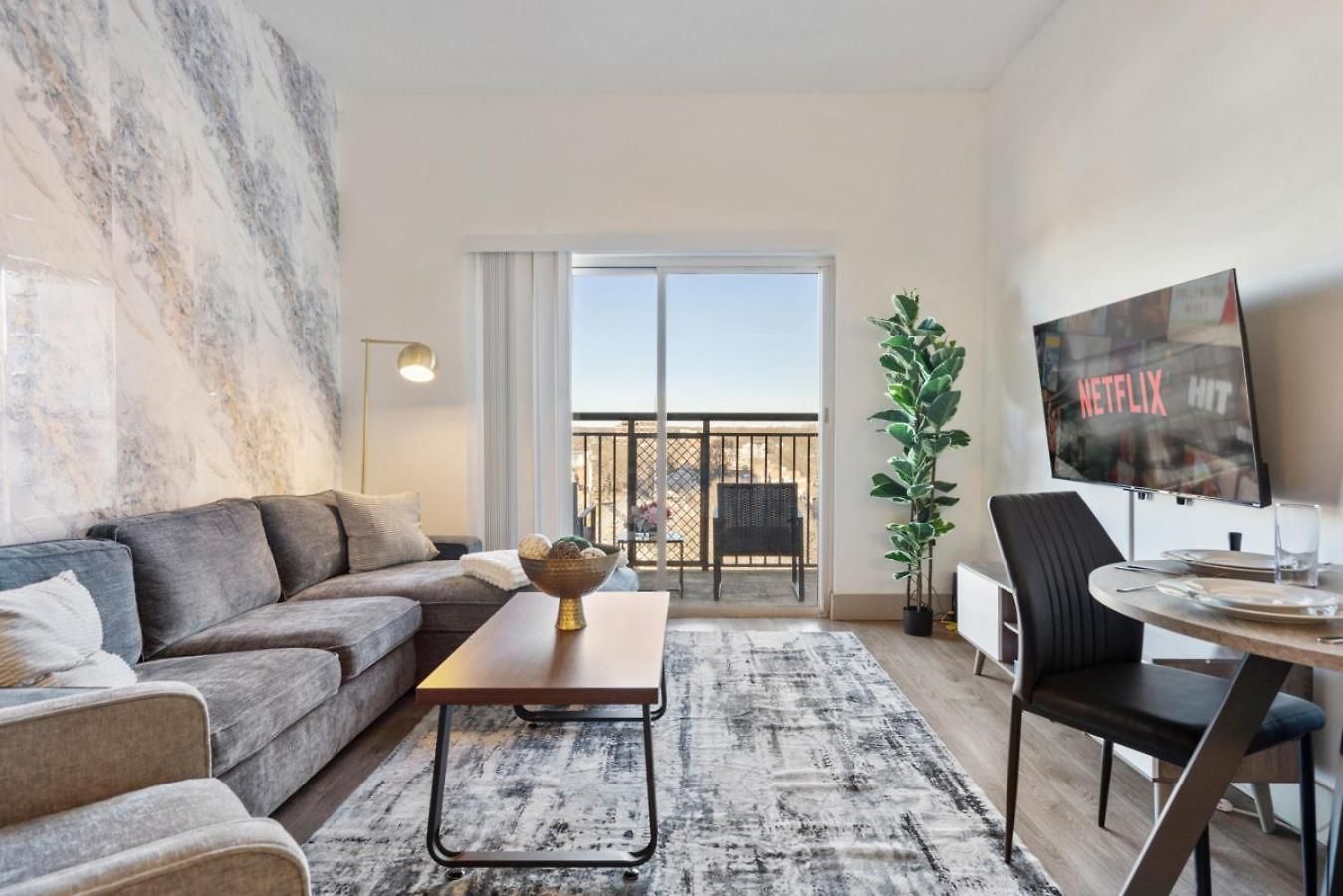 Cozy Charm - Spacious, Parking, Balcony, Gym Apartment *