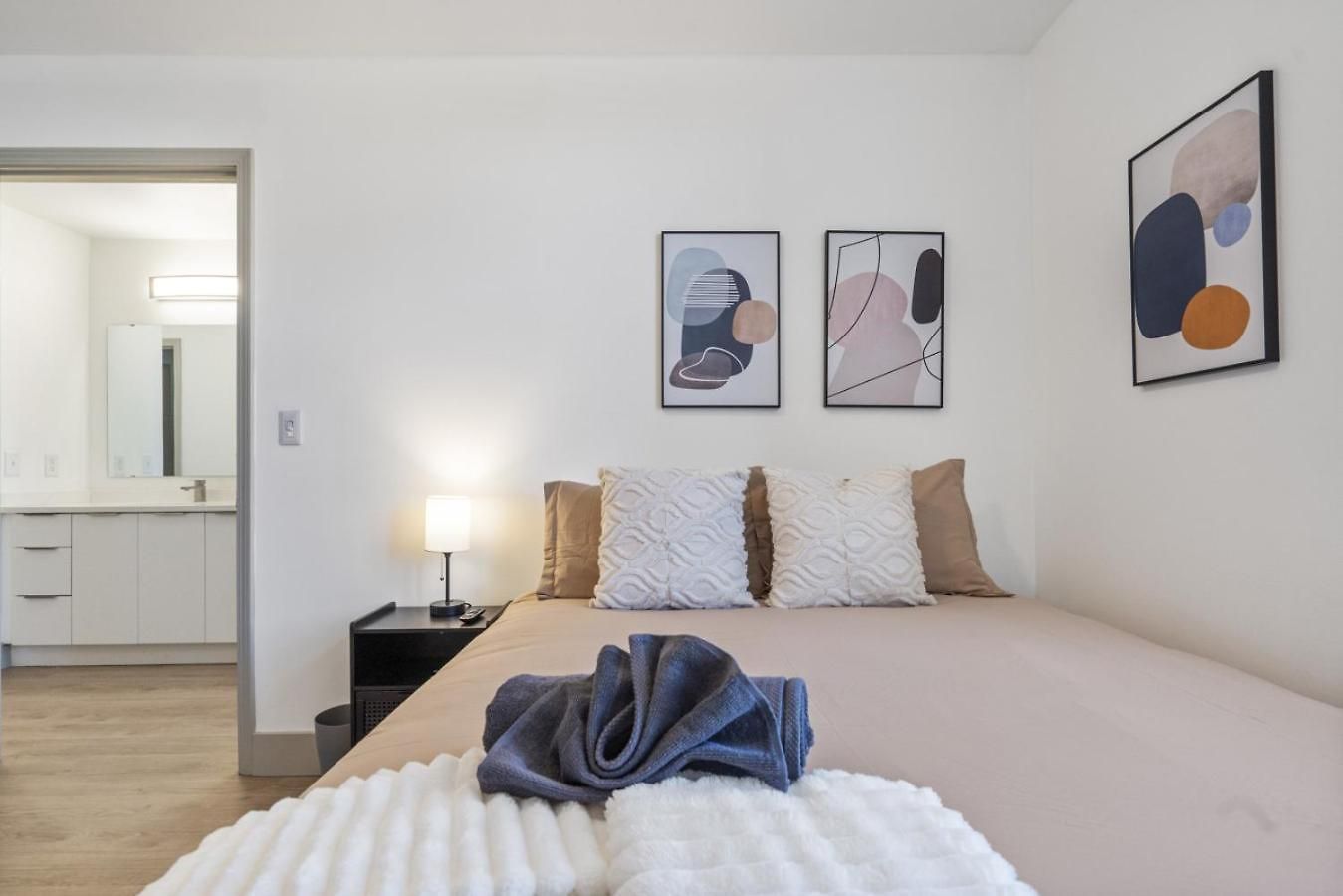 Bright Uptown Bliss - Free Parking, Walkable, Views *