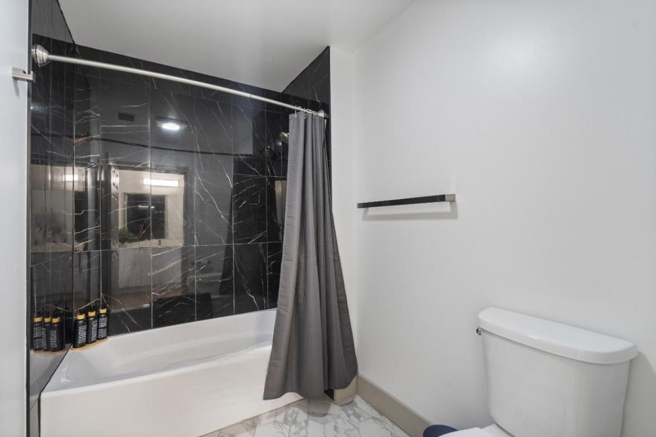 Apartment Urban Oasis - Balcony, Free Parking, Views, Gym Charlotte