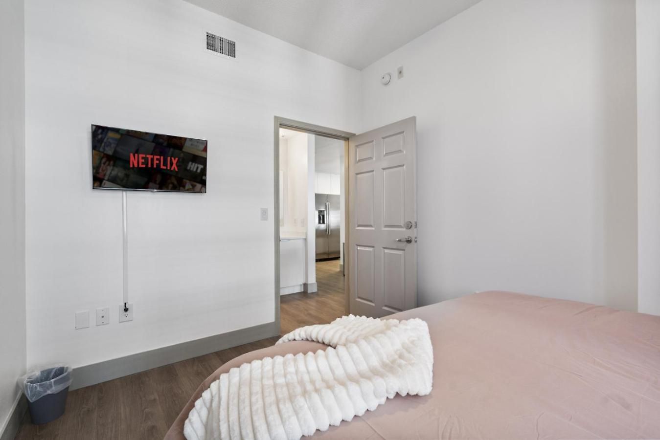 Apartment Queen Retreat - Parking, Views, Near Stadium