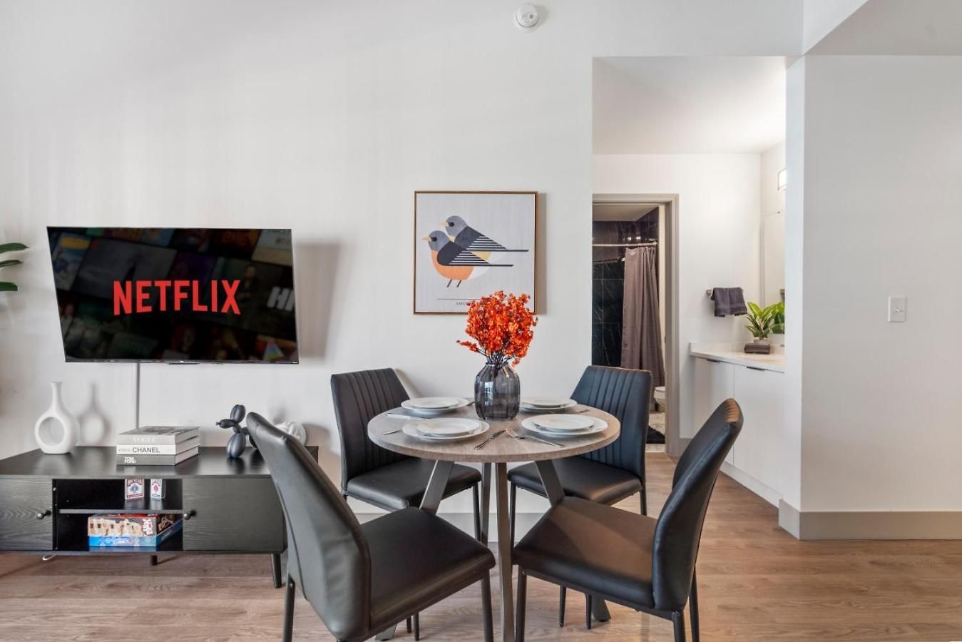 Queen Retreat - Parking, Views, Near Stadium Apartment *