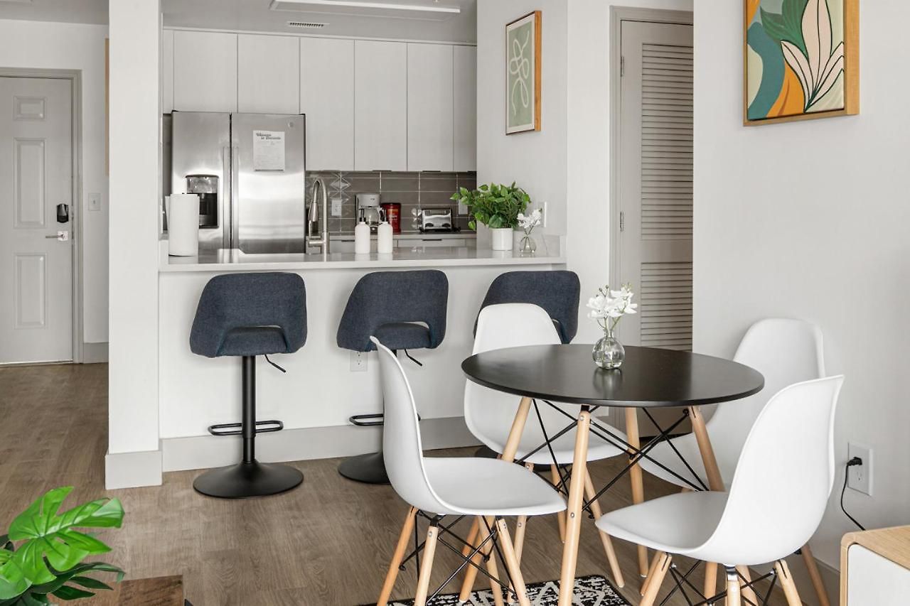 Urban Retreat - Free Parking, Wifi, Walk To Stadium *