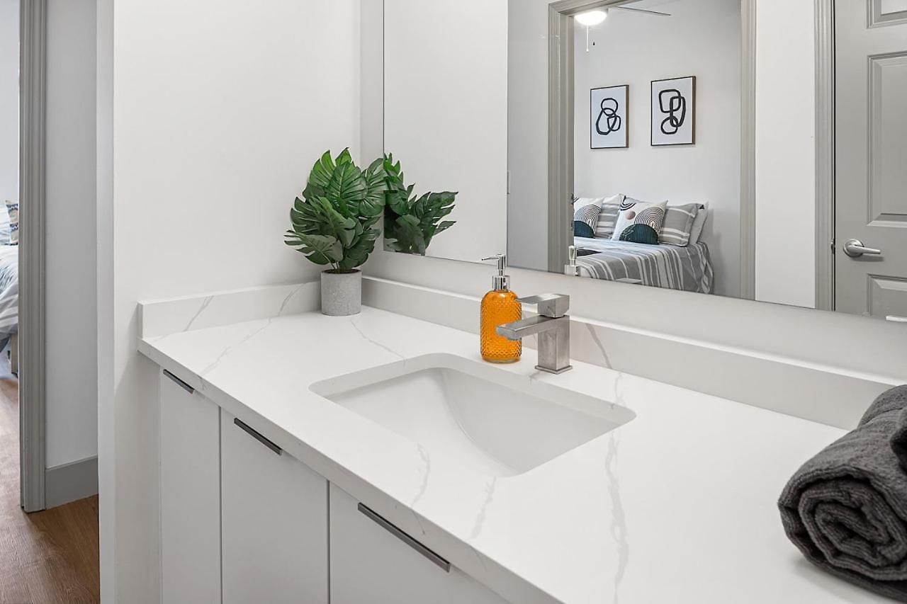 Urban Retreat - Free Parking, Wifi, Walk To Stadium *