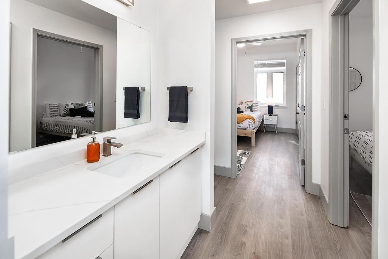 Urban Retreat - Free Parking, Wifi, Walk To Stadium Apartment